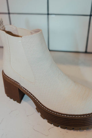 Show Stomper boots in white